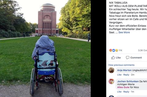 Rollstuhlfahrer Nico vor dem Hamburger Planetarium