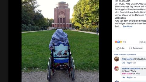 Rollstuhlfahrer Nico vor dem Hamburger Planetarium