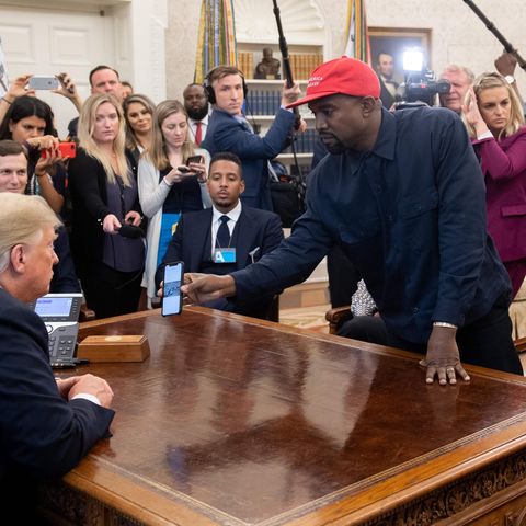 Da ist sogar Donald Trump kurz sprachlos: Skurriler Auftritt von Kanye West im Weißen Haus