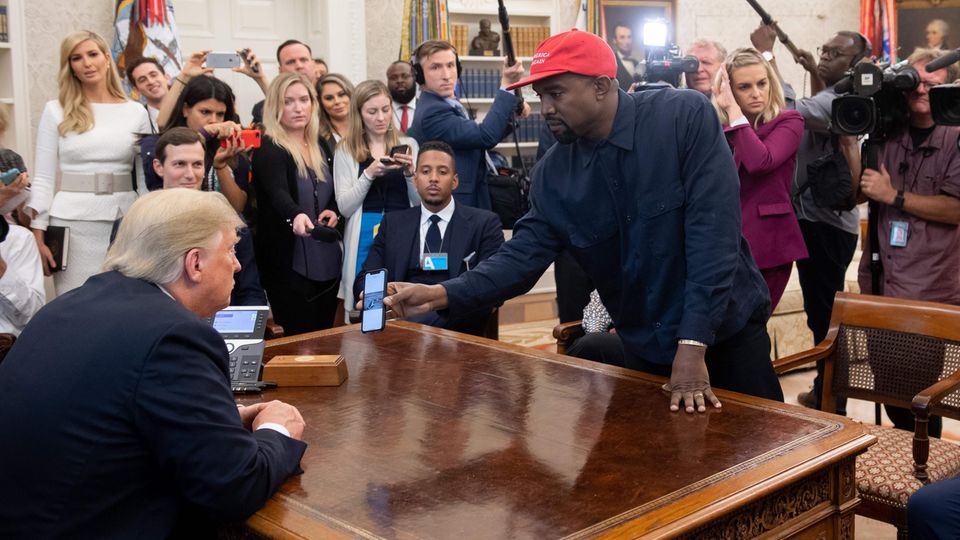 Da ist sogar Donald Trump kurz sprachlos: Skurriler Auftritt von Kanye West im Weißen Haus