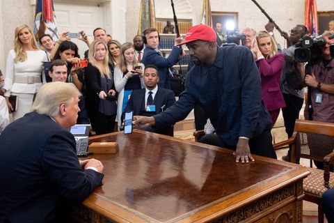 Da ist sogar Donald Trump kurz sprachlos: Skurriler Auftritt von Kanye West im Weißen Haus
