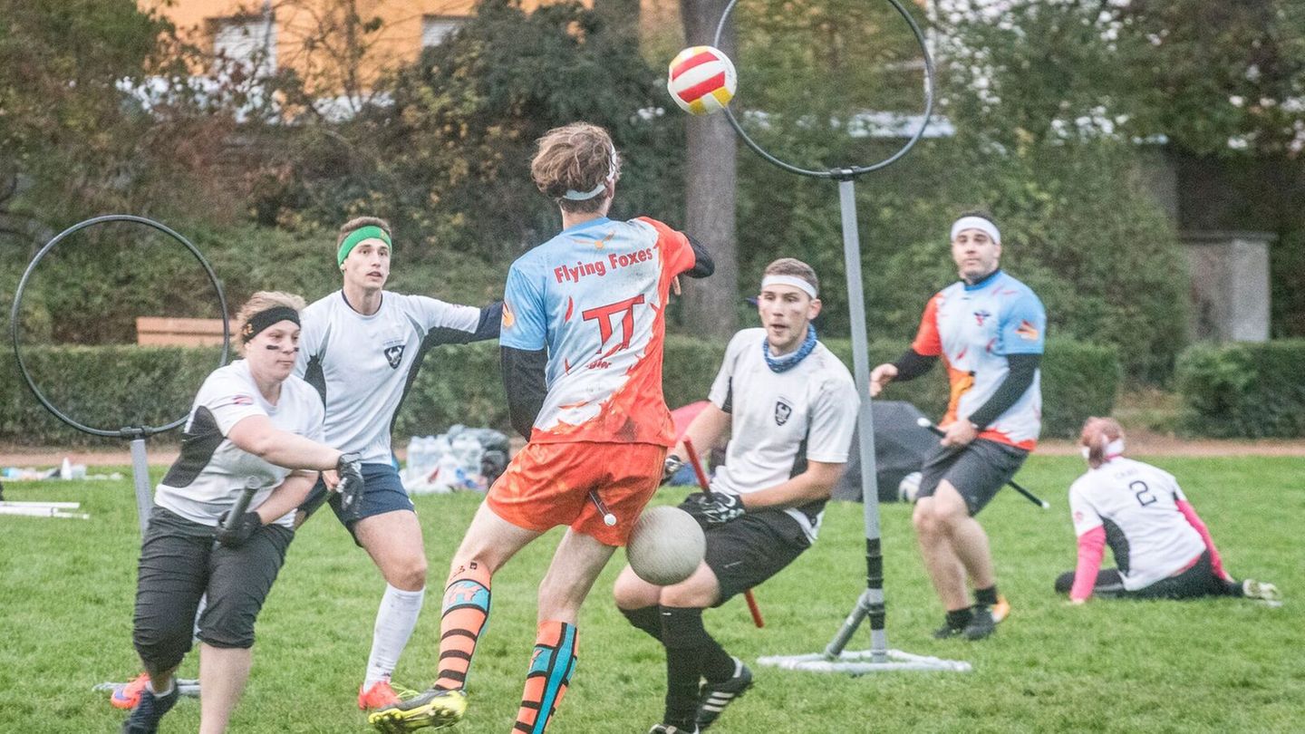 Das Karlsruher Quidditch-Team "Flying Foxes" organisiert das deutsche Ligafinal im Quidditch.