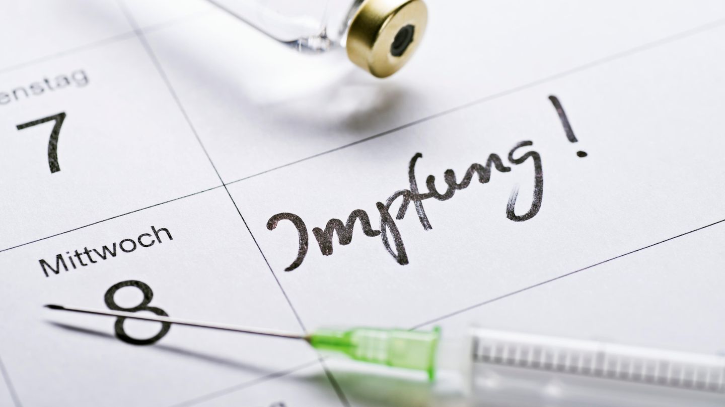 Gut zu wissen: Impfstatus prüfen Die Grippewelle beginnt meist im Januar, doch Experten raten, sich bereits im Oktober oder November gegen die Influenza impfen zu lassen. Der Grund: Es dauert rund zehn bis 14 Tage bis der Impfschutz aufgebaut ist. Wer sich zu spät immunisieren lässt, riskiert sich zu infizieren, bevor die schützende Wirkung des Impfstoffs einsetzt. Die Ständige Impfkommission (Stiko) empfiehlt die Grippeimpfung vor allem für ältere Menschen ab 60 Jahre, medizinisches Personal, Schwangere und chronisch Erkrankte, beispielsweise Asthmatiker oder Diabetiker. Für die kommende Grippesaison 2019/2020 steht ein Vierfachimpfstoff zur Verfügung. Er soll vor insgesamt vier Virusstämmen schützen: zwei Influenza-A-Virusstämmen und zwei Influenza-B-Stämmen der Victoria- und Yagamata-Linie. Impfstatus prüfen Die Grippewelle beginnt meist im Januar, doch Experten raten, sich bereits im Oktober oder November gegen die Influenza impfen zu lassen. Der Grund: Es dauert rund zehn bis 14 Tage bis der Impfschutz aufgebaut ist. Wer sich zu spät immunisieren lässt, riskiert sich zu infizieren, bevor die schützende Wirkung des Impfstoffs einsetzt. Die Ständige Impfkommission (Stiko) empfiehlt die Grippeimpfung vor allem für ältere Menschen ab 60 Jahre, medizinisches Personal, Schwangere und chronisch Erkrankte, beispielsweise Asthmatiker oder Diabetiker. Für die kommende Grippesaison 2019/2020 steht ein Vierfachimpfstoff zur Verfügung. Er soll vor insgesamt vier Virusstämmen schützen: zwei Influenza-A-Virusstämmen und zwei Influenza-B-Stämmen der Victoria- und Yagamata-Linie.