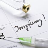 Impfstatus prüfen  Die Grippewelle beginnt meist im Januar, doch Experten raten, sich bereits im Oktober oder November gegen die Influenza impfen zu lassen. Der Grund: Es dauert rund zehn bis 14 Tage bis der Impfschutz aufgebaut ist. Wer sich zu spät immunisieren lässt, riskiert sich zu infizieren, bevor die schützende Wirkung des Impfstoffs einsetzt.  Die Ständige Impfkommission (Stiko) empfiehlt die Grippeimpfung vor allem für ältere Menschen ab 60 Jahre, medizinisches Personal, Schwangere und chronisch Erkrankte, beispielsweise Asthmatiker oder Diabetiker. Für die kommende Grippesaison 2019/2020 steht ein Vierfachimpfstoff zur Verfügung. Er soll vor insgesamt vier Virusstämmen schützen: zwei Influenza-A-Virusstämmen und zwei Influenza-B-Stämmen der Victoria- und Yagamata-Linie.