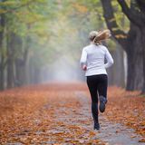 In Bewegung bleiben  Im Herbst werden die Tage kürzer und vielen Menschen fällt es schwer, sich zu motivieren. Doch es gibt gute Gründe, auch in der kalten Jahreszeit die Sportschuhe zu schnüren. Selbst im Winter bei Minusgraden hilft Sport dabei, das Immunsystem zu unterstützen. Wichtig ist aber, das eigene Tempo zu berücksichtigen und sich nicht zu verausgaben. Mehr zum Thema gesundes Joggen in Herbst und Winter erfahren Sie hier.  Doch wie viele Minuten Sport in der Woche sind gesund? Nach Angaben der Weltgesundheitsorganisation WHO sollten sich Erwachsene in der Woche mindestens 150 Minuten moderat bewegen. Dazu zählen etwa Radfahren oder Schwimmen. Die Alternative: 75 Minuten Sport mit kräftiger Intensität wie Joggen oder Teamsport. 