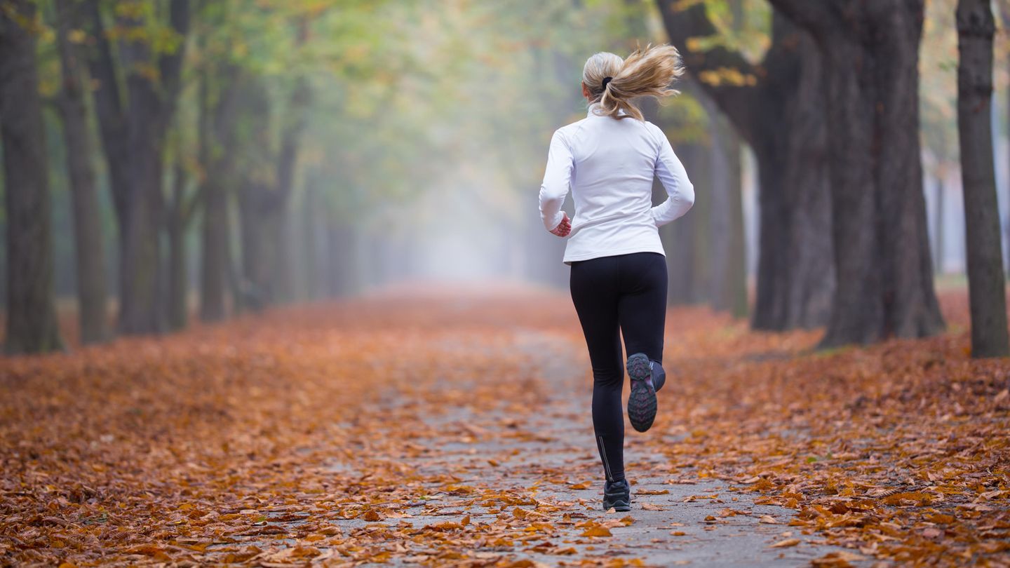Gut zu wissen: In Bewegung bleiben Im Herbst werden die Tage kürzer und vielen Menschen fällt es schwer, sich zu motivieren. Doch es gibt gute Gründe, auch in der kalten Jahreszeit die Sportschuhe zu schnüren. Selbst im Winter bei Minusgraden hilft Sport dabei, das Immunsystem zu unterstützen. Wichtig ist aber, das eigene Tempo zu berücksichtigen und sich nicht zu verausgaben. Mehr zum Thema gesundes Joggen in Herbst und Winter erfahren Sie hier. Doch wie viele Minuten Sport in der Woche sind gesund? Nach Angaben der Weltgesundheitsorganisation WHO sollten sich Erwachsene in der Woche mindestens 150 Minuten moderat bewegen. Dazu zählen etwa Radfahren oder Schwimmen. Die Alternative: 75 Minuten Sport mit kräftiger Intensität wie Joggen oder Teamsport. In Bewegung bleiben Im Herbst werden die Tage kürzer und vielen Menschen fällt es schwer, sich zu motivieren. Doch es gibt gute Gründe, auch in der kalten Jahreszeit die Sportschuhe zu schnüren. Selbst im Winter bei Minusgraden hilft Sport dabei, das Immunsystem zu unterstützen. Wichtig ist aber, das eigene Tempo zu berücksichtigen und sich nicht zu verausgaben. Mehr zum Thema gesundes Joggen in Herbst und Winter erfahren Sie hier. Doch wie viele Minuten Sport in der Woche sind gesund? Nach Angaben der Weltgesundheitsorganisation WHO sollten sich Erwachsene in der Woche mindestens 150 Minuten moderat bewegen. Dazu zählen etwa Radfahren oder Schwimmen. Die Alternative: 75 Minuten Sport mit kräftiger Intensität wie Joggen oder Teamsport.