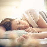 Für ausreichend Schlaf sorgen  Geben Sie ihrem Körper Zeit, sich in der Nacht zu regenerieren – und er wird es Ihnen mit Leistungsfähigkeit am Tage und einem starken Immunsystem danken. In einer Studie haben Forscher herausgefunden, dass Schlaf die Arbeit von Abwehrzellen des Immunsystems unterstützt - den sogenannten T-Zellen.  Dass es immer mindestens acht Stunden Schlaf in der Nacht sein müssen, ist aber ein Mythos. "Entscheidend ist das Befinden am Tag", schreibt der Schlafforscher Hans-Günter Weeß in seinem Buch "Die schlaflose Gesellschaft". "Wer sich am Tag ausgeschlafen, fit, ausgeglichen und leistungsfähig fühlt, hatte genügend Nachtschlaf – egal wie viel es war."  Übrigens: Ein Mittagsnickerchen ist nicht tabu - im Gegenteil. Es ist gesund und steigert die Leistungsfähigkeit in der zweiten Tageshälfte.