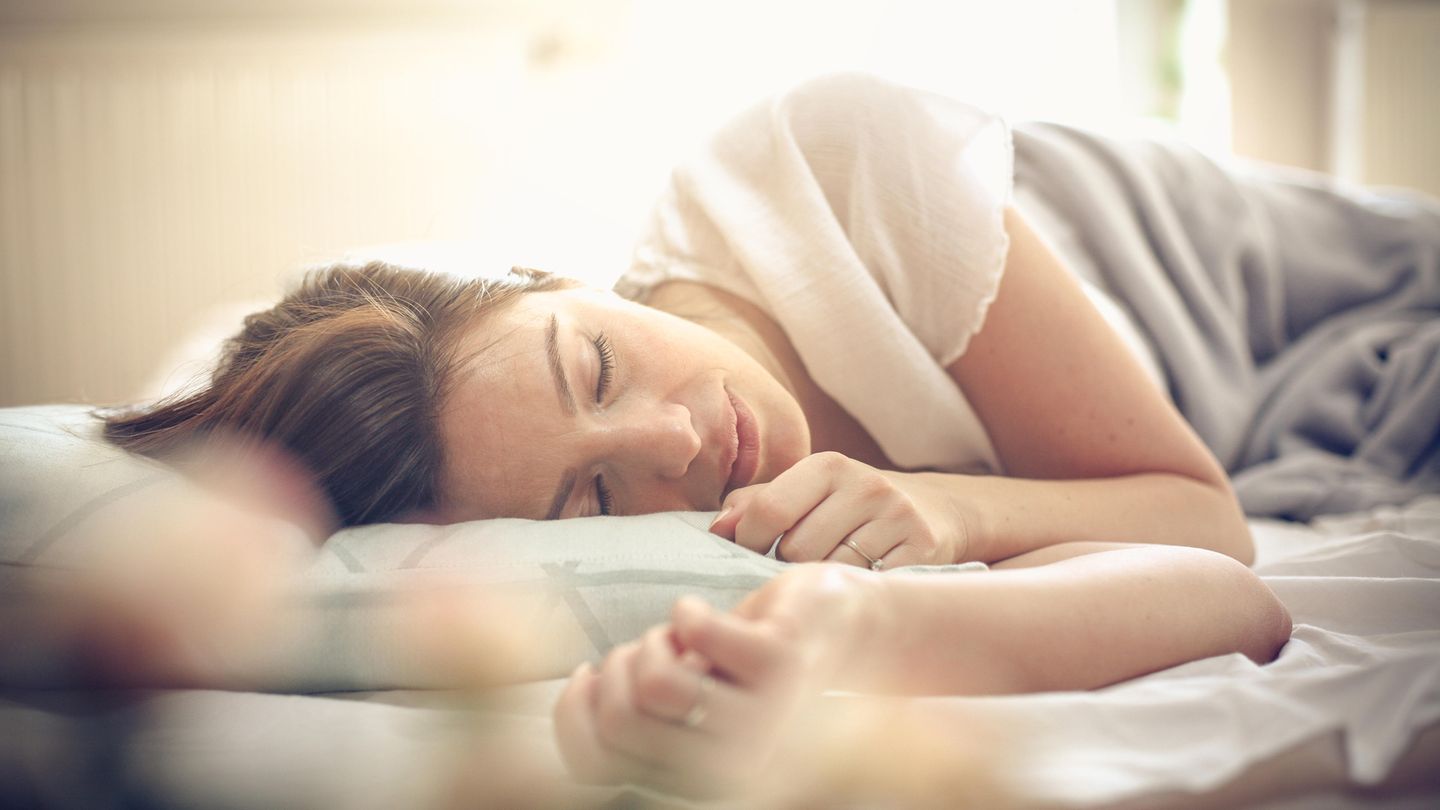 Für ausreichend Schlaf sorgen  Geben Sie ihrem Körper Zeit, sich in der Nacht zu regenerieren – und er wird es Ihnen mit Leistungsfähigkeit am Tage und einem starken Immunsystem danken. In einer Studie haben Forscher herausgefunden, dass Schlaf die Arbeit von Abwehrzellen des Immunsystems unterstützt - den sogenannten T-Zellen.  Dass es immer mindestens acht Stunden Schlaf in der Nacht sein müssen, ist aber ein Mythos. "Entscheidend ist das Befinden am Tag", schreibt der Schlafforscher Hans-Günter Weeß in seinem Buch "Die schlaflose Gesellschaft". "Wer sich am Tag ausgeschlafen, fit, ausgeglichen und leistungsfähig fühlt, hatte genügend Nachtschlaf – egal wie viel es war."  Übrigens: Ein Mittagsnickerchen ist nicht tabu - im Gegenteil. Es ist gesund und steigert die Leistungsfähigkeit in der zweiten Tageshälfte.