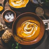 Ausgewogen essen  Gerade in den typischen Krankheitsmonaten ist es wichtig, seinen Körper mit allen wichtigen Vitaminen und Nährstoffen zu versorgen. So kann das Immunsystem ideal arbeiten und seiner Aufgabe nachgehen, Krankheitserreger zu bekämpfen. Neuere Forschung zeigt, dass auch die Gesamtheit aller Darmbakterien eine wichtige Rolle für das Immunsystem spielt - und die wollen gut ernährt sein.  Doch wie sieht eine gesunde Ernährung aus? Nach Angaben der Deutschen Gesellschaft für Ernährung (DGE) kommt es vor allem auf Vielfalt an. "Essen Sie abwechslungsreich", raten die Ernährungsexperten. "Wählen Sie überwiegend pflanzliche Lebensmittel." Mindestens drei Portionen Gemüse und zwei Portionen Obst am Tag sollten es sein. Darmbakterien lieben vor allem ballaststoffreiche Lebensmittel wie Kohl, Fenchel und Paprika oder Hülsenfrüchte wie Kichererbsen und Bohnen. Besonders wohltuend sind jetzt warme Gerichte mit saisonalem Gemüse - wie Kürbissuppe.