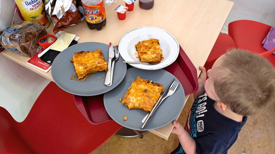 Heute gibt es zum Mittagessen Lasagne. Selbst kochen können die Bewohner in der Notunterkunft nicht