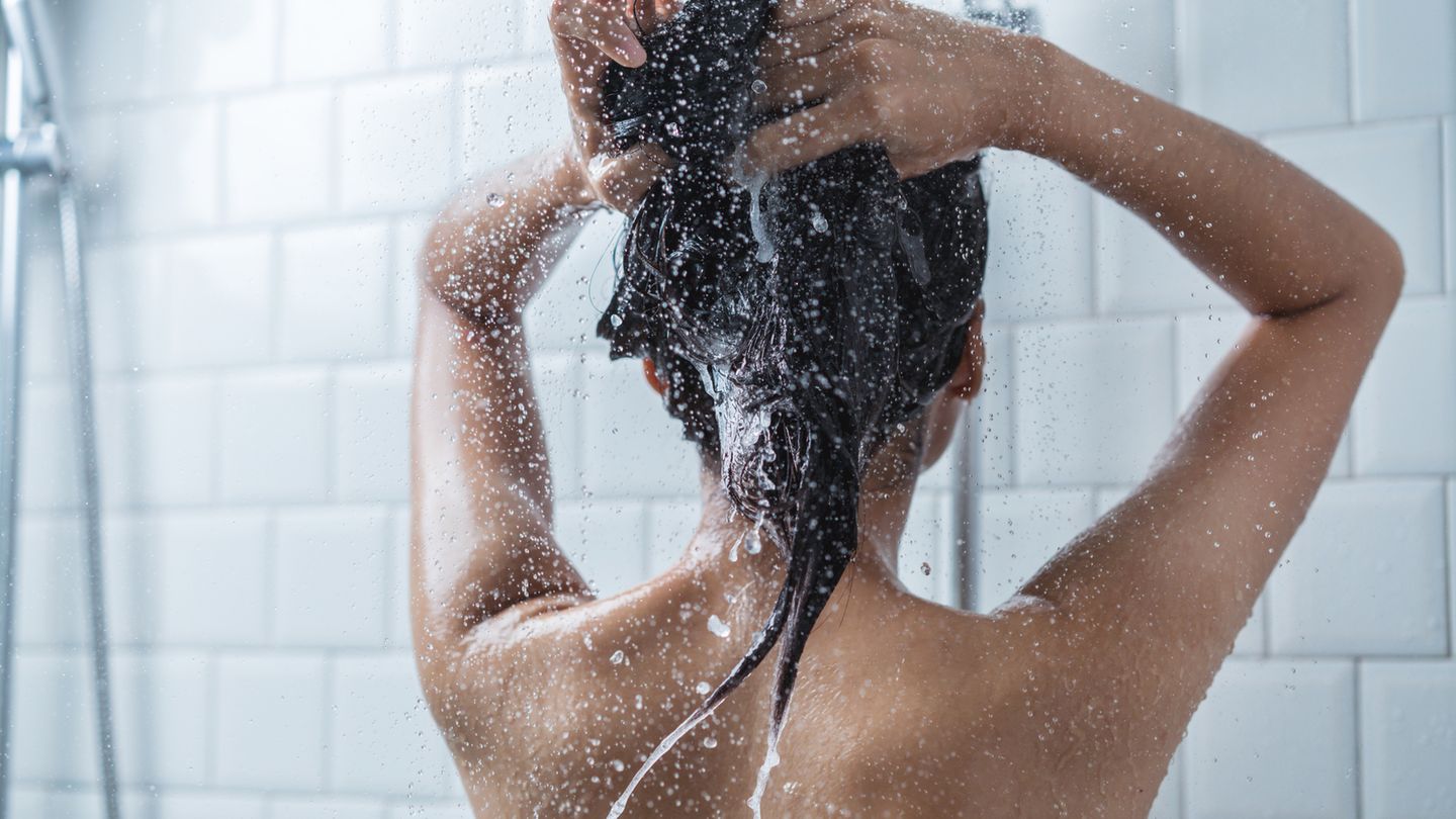 Gut zu wissen: Trockener, rissiger Haut vorbeugen Warme Heizungsluft und kalte Temperaturen im Freien setzen der Haut zu und lassen sie austrocknen. Besonders im Herbst und Winter sollten Sie deshalb auf milde, pH-neutrale Waschlotionen achten. Wer will, kann in den kalten Monaten auch auf Duschöle setzen. Sie trocknen die Haut nicht so stark aus und wirken rückfettend. Hier verrät ein Hautarzt Tipps zur richtigen Hautpflege für die kalte Jahreszeit. Trockener, rissiger Haut vorbeugen Warme Heizungsluft und kalte Temperaturen im Freien setzen der Haut zu und lassen sie austrocknen. Besonders im Herbst und Winter sollten Sie deshalb auf milde, pH-neutrale Waschlotionen achten. Wer will, kann in den kalten Monaten auch auf Duschöle setzen. Sie trocknen die Haut nicht so stark aus und wirken rückfettend. Hier verrät ein Hautarzt Tipps zur richtigen Hautpflege für die kalte Jahreszeit.