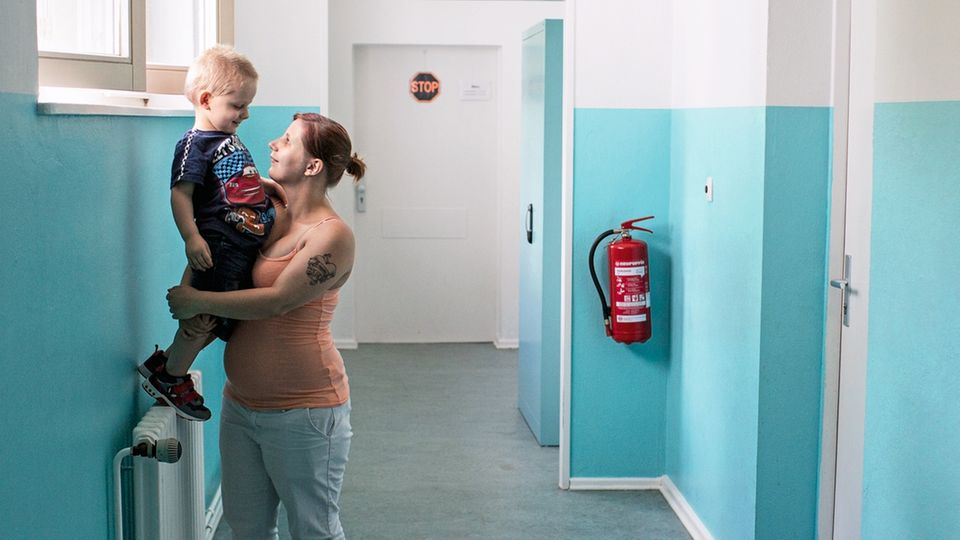 Wenig Kontakt. Auch wenn alle auf einem Flur wohnen, bleiben die obdachlosen Familien lieber unter sich.