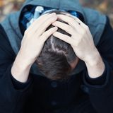 Stress identifizieren und gut damit umgehen  Die Wochen vor dem Jahresende sind für viele Menschen purer Stress: Geschenke für Weihnachten müssen besorgt, wichtige Projekte zum Abschluss gebracht werden. Schaffen Sie sich Ausgleich zu der Hektik des Alltags und bauen Sie kleine Entspannungsübungen in den Alltag ein. Versuchen Sie, den Stress zu identifizieren und sich bewusst zu werden, was Sie nervös werden lässt. "Fragen Sie sich ganz konkret: Was kann ich tun, um es mir gut gehen zu lassen?", rät die Hamburger Psychotherapeutin Sabine Wery von Limont im Gespräch mit dem stern. "Lernen Sie, sich beruhigen zu können und schaffen Sie sich Auszeit vom Job, zum Beispiel mit Yoga, Atem- oder Entspannungsübungen."