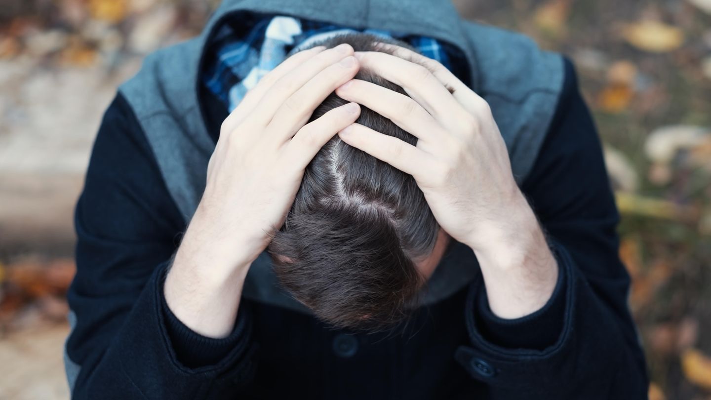 Gut zu wissen: Stress identifizieren und gut damit umgehen Die Wochen vor dem Jahresende sind für viele Menschen purer Stress: Geschenke für Weihnachten müssen besorgt, wichtige Projekte zum Abschluss gebracht werden. Schaffen Sie sich Ausgleich zu der Hektik des Alltags und bauen Sie kleine Entspannungsübungen in den Alltag ein. Versuchen Sie, den Stress zu identifizieren und sich bewusst zu werden, was Sie nervös werden lässt. "Fragen Sie sich ganz konkret: Was kann ich tun, um es mir gut gehen zu lassen?", rät die Hamburger Psychotherapeutin Sabine Wery von Limont im Gespräch mit dem stern. "Lernen Sie, sich beruhigen zu können und schaffen Sie sich Auszeit vom Job, zum Beispiel mit Yoga, Atem- oder Entspannungsübungen." Stress identifizieren und gut damit umgehen Die Wochen vor dem Jahresende sind für viele Menschen purer Stress: Geschenke für Weihnachten müssen besorgt, wichtige Projekte zum Abschluss gebracht werden. Schaffen Sie sich Ausgleich zu der Hektik des Alltags und bauen Sie kleine Entspannungsübungen in den Alltag ein. Versuchen Sie, den Stress zu identifizieren und sich bewusst zu werden, was Sie nervös werden lässt. "Fragen Sie sich ganz konkret: Was kann ich tun, um es mir gut gehen zu lassen?", rät die Hamburger Psychotherapeutin Sabine Wery von Limont im Gespräch mit dem stern. "Lernen Sie, sich beruhigen zu können und schaffen Sie sich Auszeit vom Job, zum Beispiel mit Yoga, Atem- oder Entspannungsübungen."