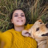 Pulli an - und ab ins Freie  In Schottland gelten Aufenthalte in der Natur schon bald als anerkannte Therapieform. Hausärzte könnten dann dazu übergehen, Wandern und Spaziergänge am Strand gegen chronische Krankheiten zu verschreiben – und das aus guten Gründen:  Aufenthalte in der Natur wirken heilend und stärkend auf das Immunsystem. Der Blutdruck und die Stresshormone sinken, bei Typ-2-Diabetikern verbessert sich der erhöhte Blutzuckerspiegel, Ängste nehmen ab, die Stimmung verbessert sich.