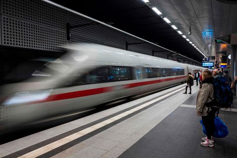 Deutsche Bahn: ICE fährt ein
