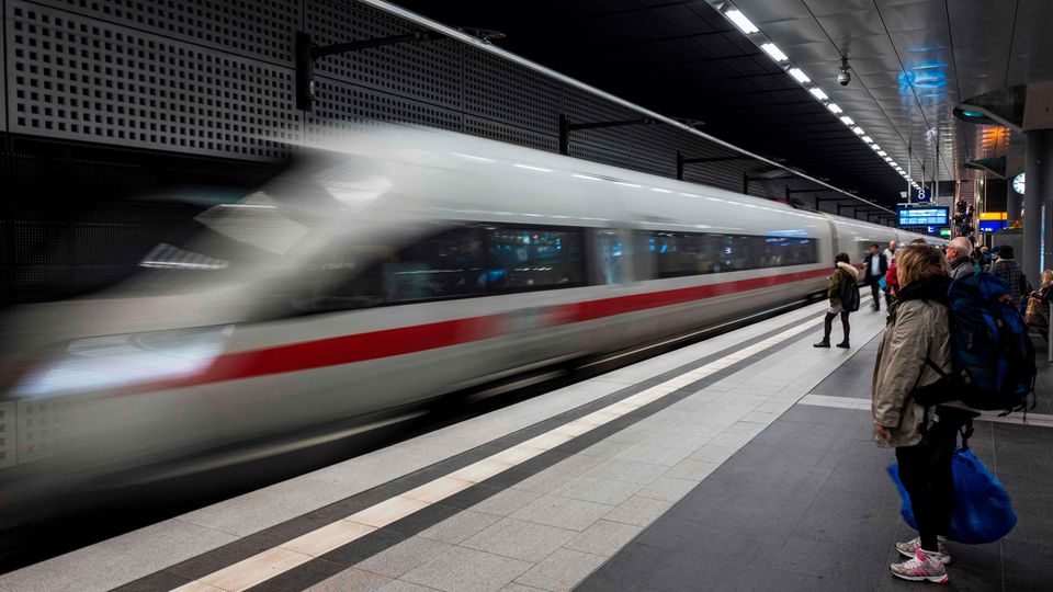 Deutsche Bahn: ICE fährt ein