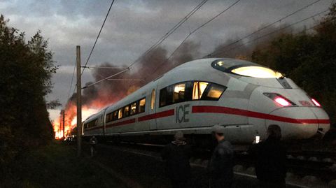 Ein Wagen eines ICE ist in der Nähe von Montabaur in Rheinland-Pfalz in Brand geraten