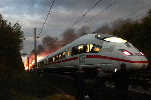 Ein Wagen eines ICE ist in der Nähe von Montabaur in Rheinland-Pfalz in Brand geraten