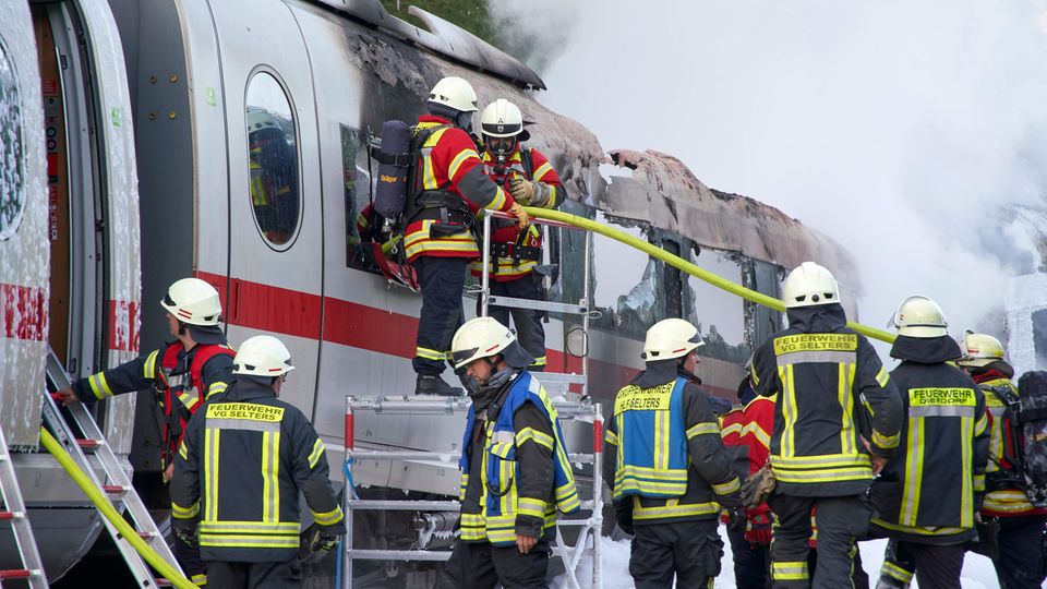 Die Flammen sprangen auch auf weitere Wagen über Die Flammen sprangen auch auf weitere Wagen über