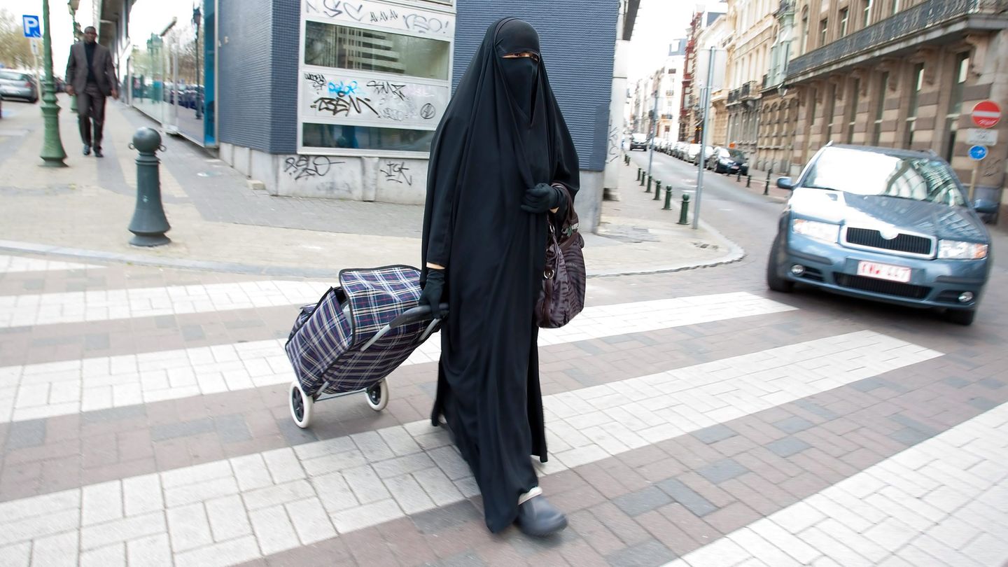 Belgien, Brüssel: Eine muslimische Frau, gekleidet in Niqab, geht durch die Straßen.