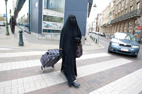 Belgien, Brüssel: Eine muslimische Frau, gekleidet in Niqab, geht durch die Straßen.