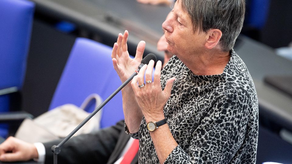 Berlin: Barbara Hendricks tellt während einer Plenarsitzung des Deutschen Bundestages