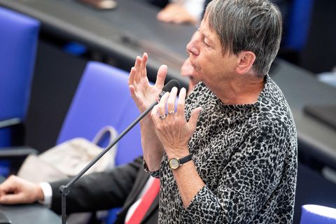 Berlin: Barbara Hendricks tellt während einer Plenarsitzung des Deutschen Bundestages