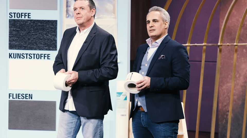 Mario Ballheimer (l.) und Fedi Choukair präsentieren mit "Abdeckblitz" ein selbstklebendes Abdeckvlies.