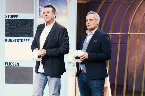 Mario Ballheimer (l.) und Fedi Choukair präsentieren mit "Abdeckblitz" ein selbstklebendes Abdeckvlies.