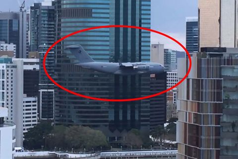 Unglaubliche Aufnahmen: Flugzeug fliegt mitten durch die Häuserschluchten von Brisbane
