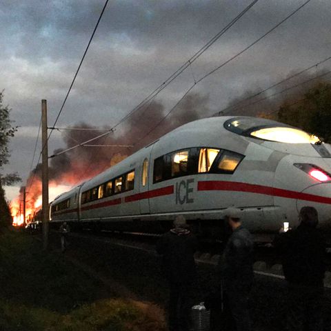 Ein Wagen eines ICE ist am Freitagmorgen in der Nähe von Montabaur in Rheinland-Pfalz in Brand geraten