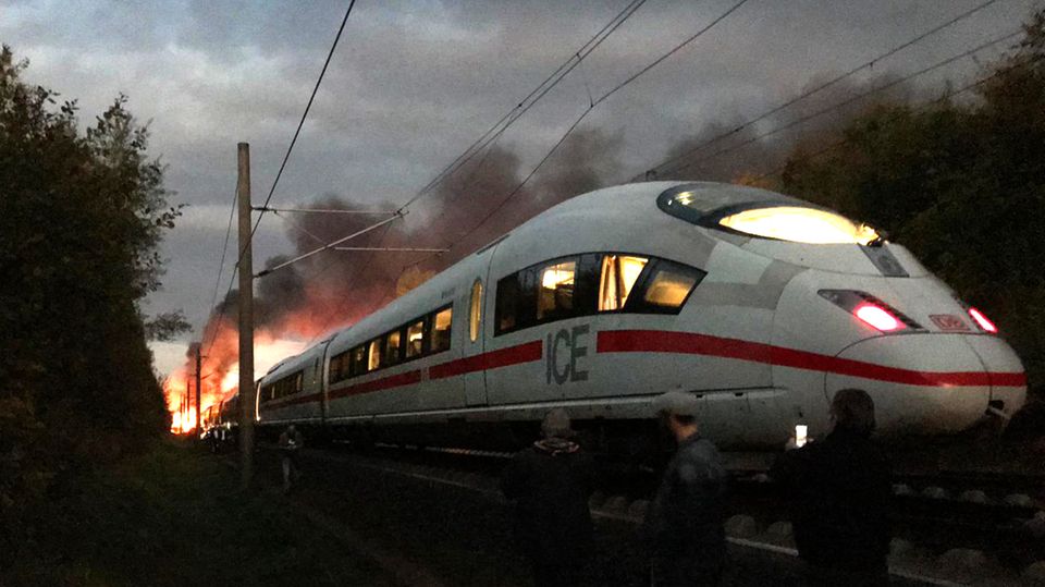 Flammen im ICE 1 Ein Wagen eines ICE ist am Freitagmorgen in der Nähe von Montabaur in Rheinland-Pfalz in Brand geraten