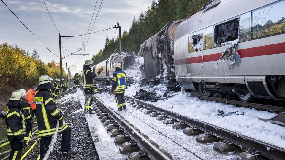 Flammen im ICE 2 Feuerwehrleute sind nach dem Brand eines ICE auf der Schnellstrecke zwischen Köln und Frankfurt in der Nähe von Montabaur