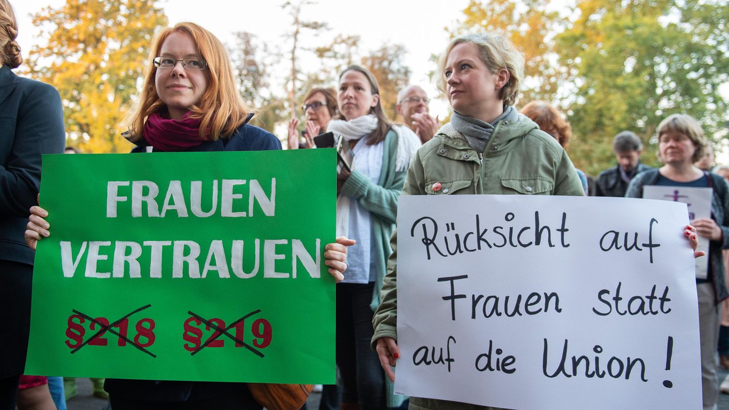 Vor Beginn des Berufungsprozesses demonstrieren mehrere hundert Menschen vor dem Landgericht in Gießen
