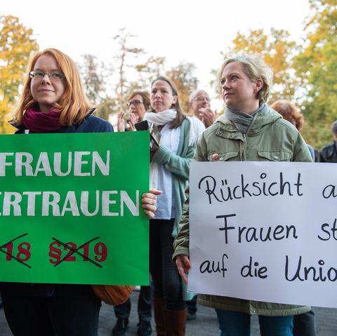 Vor Beginn des Berufungsprozesses demonstrieren mehrere hundert Menschen vor dem Landgericht in Gießen
