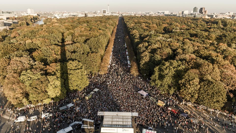 Laut dem Bündnis "#Unteilbar" demonstrierten rund 240.000 Menschen in Berlin gegen Rassismus