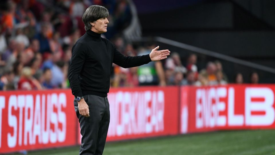 Joachim Löw ratlos am Seitenrand: Gegen die Niederlande verlor der Bundestrainer so hoch wie nie zuvor. Joachim Löw ratlos am Seitenrand: Gegen die Niederlande verlor der Bundestrainer so hoch wie nie zuvor.