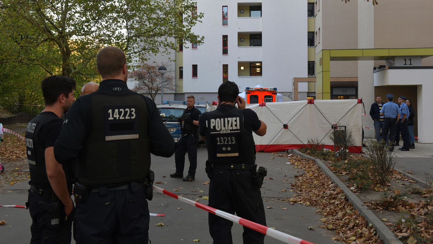 Polizisten stehen vor einem Hochhaus im Märkischen Viertel in Berlin
