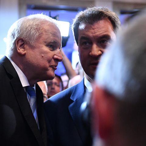 CSU-Chef Horst Seehofer (l.) und Ministerpräsident Markus Söder nach dem Wahldebakel in Bayern