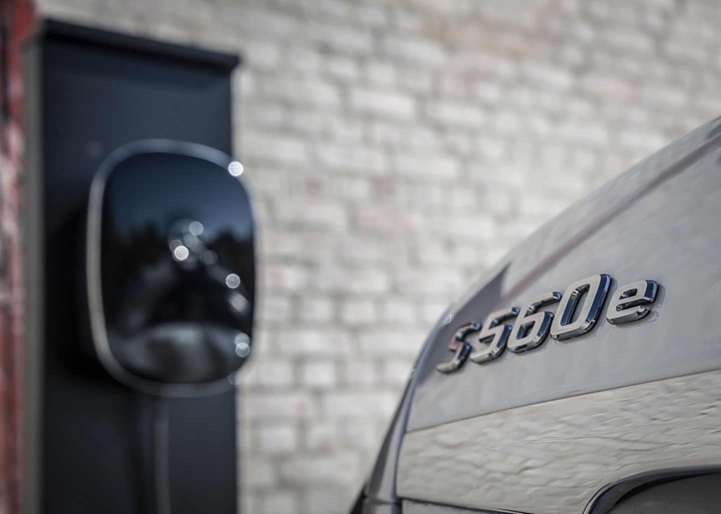 Der Mercedes S 560 e kann auch mit dem On-Board-Lader mit 7,4 kW Leistung an einer Wallbox geladen werden