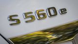 Der Mercedes S 560 e kostet 114.317,35 Euro
