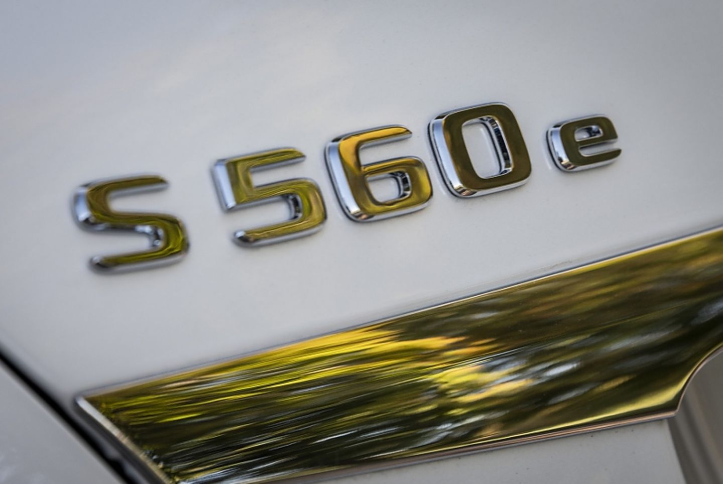 Der Mercedes S 560 e kostet 114.317,35 Euro