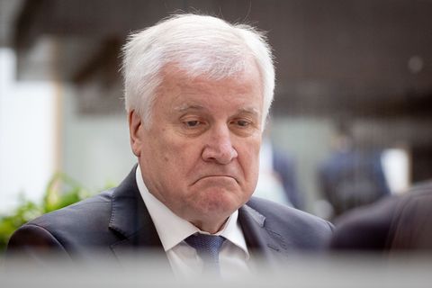 Horst Seehofer: Durch das schwache Abschneiden der CSU in Bayern gerät auch der Parteichef zunehmend unter Druck