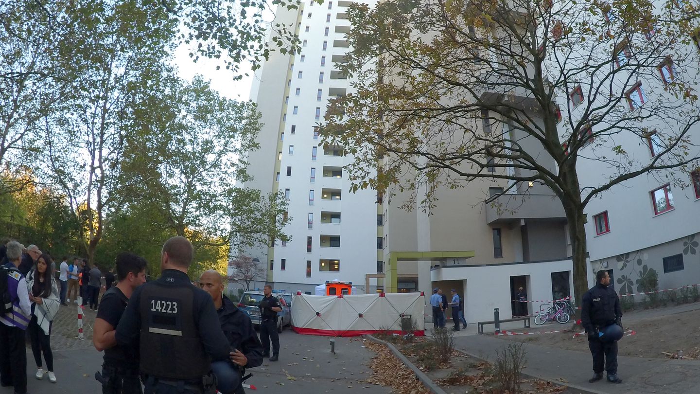 Polizisten vor einem Hochhaus in Berlin, an dem ein Junge von einem herabfliegenden Gegenstand erschlagen wurde