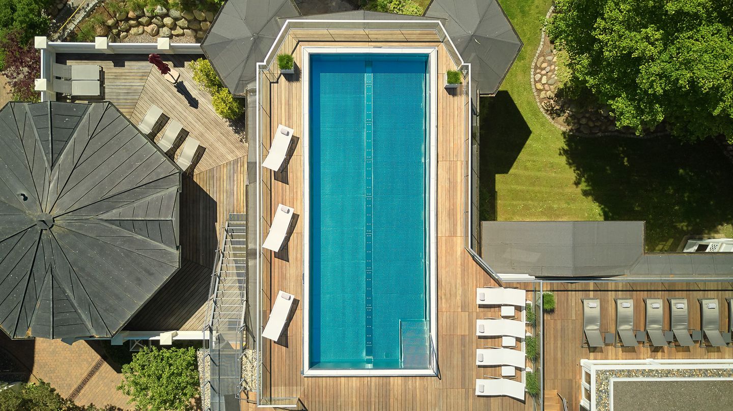 17 Punkte, drei Lilien: Roewers Privathotel, Sellin  Die Tester bezeichnen die fünf unterirdisch miteinander verbundenen Villen im Stil der wilhelminischen Bäderarchitektur als "Rügens bestes Spa-Hotel". "Das Ambiente präsentiert sich so charmant wie stilvoll, Zimmer sind aus sechs Kategorien (DZ von 20 bis 55 Quadratmeter) wählbar, alle sind in erfrischend klassischer Eleganz arrangiert".  Preise: Nächtigung mit Frühstück ab 87,50 Euro, www.relax-guide.com/roewers-privathotel