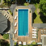 17 Punkte, drei Lilien: Roewers Privathotel, Sellin  Die Tester bezeichnen die fünf unterirdisch miteinander verbundenen Villen im Stil der wilhelminischen Bäderarchitektur als "Rügens bestes Spa-Hotel". "Das Ambiente präsentiert sich so charmant wie stilvoll, Zimmer sind aus sechs Kategorien (DZ von 20 bis 55 Quadratmeter) wählbar, alle sind in erfrischend klassischer Eleganz arrangiert".  Preise: Nächtigung mit Frühstück ab 87,50 Euro, www.relax-guide.com/roewers-privathotel