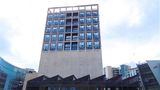 Kapstadt: Silo Hotel  Das spektakuläre Fünf-Sterne-Haus thront auf dem Dach des neuen Museum of Contemporary Art Africa (MOCAA), dem 2017 eröffneten Kunstmuseum des deutschen Mäzen Jochen Zeitz. Dem britischen Architekt Thomas Heatherwick gelang die Umwidmung des 57 Meter hohen Betonsilos am Hafen und krönte es mit einem Hotel - mit 28 Zimmern und Spa.  Infos: www.theroyalportfolio.com/the-silo