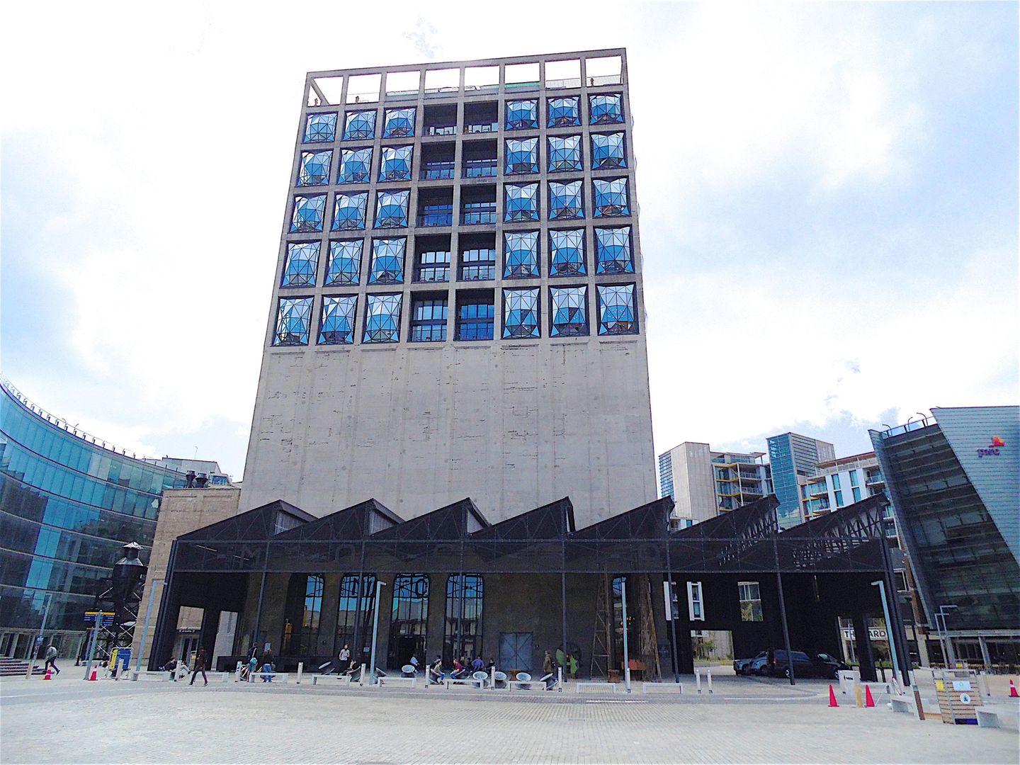 Kapstadt: Silo Hotel  Das spektakuläre Fünf-Sterne-Haus thront auf dem Dach des neuen Museum of Contemporary Art Africa (MOCAA), dem 2017 eröffneten Kunstmuseum des deutschen Mäzen Jochen Zeitz. Dem britischen Architekt Thomas Heatherwick gelang die Umwidmung des 57 Meter hohen Betonsilos am Hafen und krönte es mit einem Hotel - mit 28 Zimmern und Spa.  Infos: www.theroyalportfolio.com/the-silo