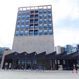Kapstadt: Silo Hotel  Das spektakuläre Fünf-Sterne-Haus thront auf dem Dach des neuen Museum of Contemporary Art Africa (MOCAA), dem 2017 eröffneten Kunstmuseum des deutschen Mäzen Jochen Zeitz. Dem britischen Architekt Thomas Heatherwick gelang die Umwidmung des 57 Meter hohen Betonsilos am Hafen und krönte es mit einem Hotel - mit 28 Zimmern und Spa.  Infos: www.theroyalportfolio.com/the-silo